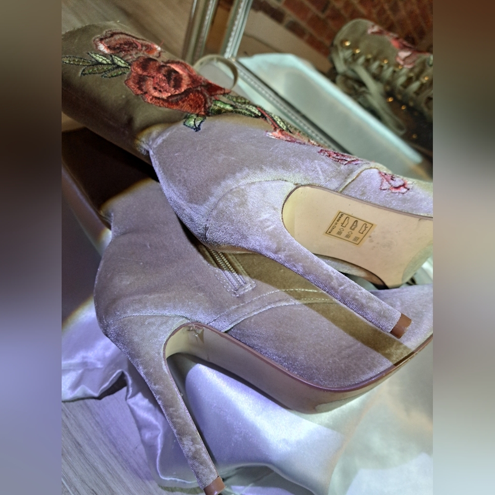 Gorgous VICTORIAN STYLE BOOTS - Picture 2 of 6